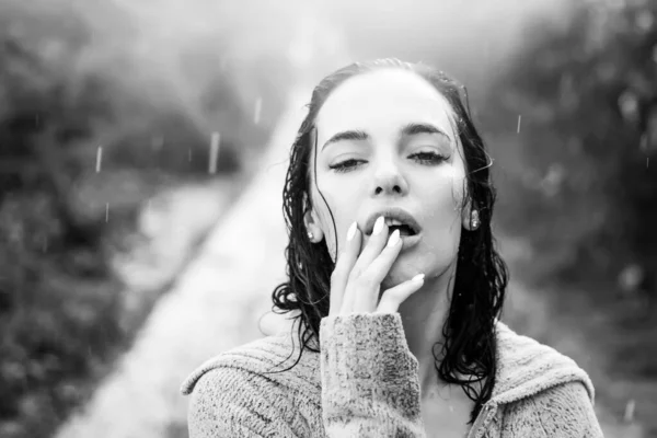 Smyslná žena stojící za deště, křičí a těší. Portrét mladé krásné ženy stojící na ulici déšť padá na ni se těší. Občerstvení si splácení. Sexy pohled. — Stock fotografie