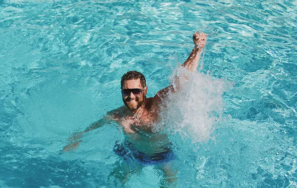 Ευτυχισμένος άνθρωπος στην πισίνα. Ενεργό Σαββατοκύριακο. Διακοπές το καλοκαίρι. Καλοκαιρινό. — Φωτογραφία Αρχείου