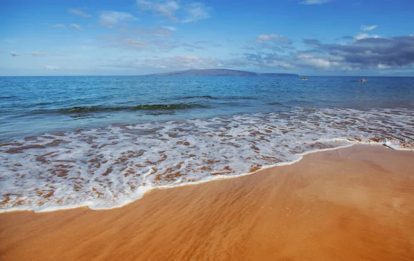 Pantai tropis dengan pasir laut pada liburan musim panas. — Stok Foto
