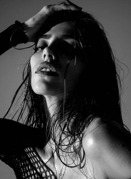 Vacker sensuell kvinna modell. Sexig kvinna poserar i studio. — Stockfoto