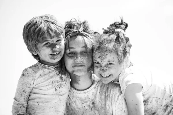 Ritratto di bambini felici che ridono. Bambini sorridenti con la pittura facciale. Huds bambino con divertente pittura facciale. — Foto Stock
