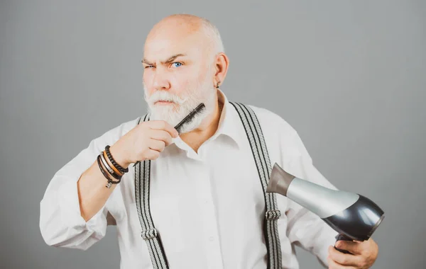 Alter seriöser Friseur mit Friseurgeräten. — Stockfoto