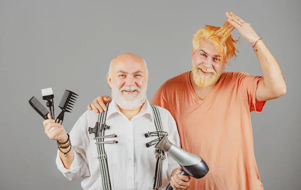 Barbeiro com tesoura e navalha, barbearia. Trabalho na barbearia. Equipamento de cabelo. Homem barbudo, homem barbudo. Homem barba retrato. — Fotografia de Stock