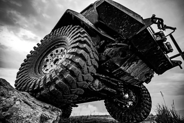 Araba lastiği konsepti off road 'da. Şok emici. 4x4 off road aracı için seyahat ve yarış konsepti.