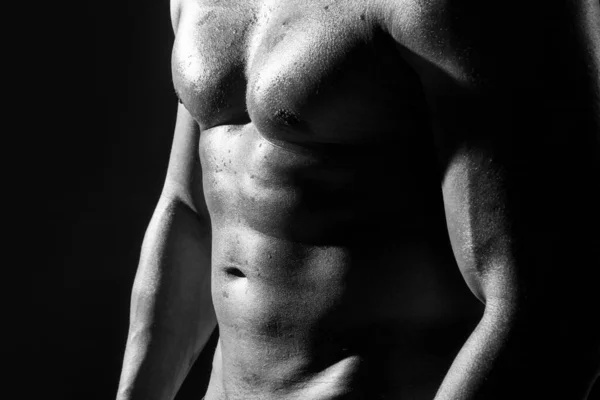 Туловище обнаженного человека. Обрезанное тело сексуального мускулистого голого гея. — стоковое фото