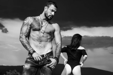 Özel dans ve erkek striptiz. Adam parfüm. Çılgın seks. Güzel bayan ve Latinler adam karanlık gökyüzü arka plan üzerinde.