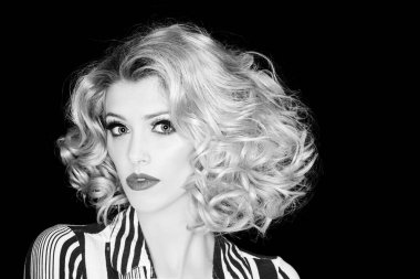 Güzel, zarif bir kadının stüdyo portresi. Yüksek model..