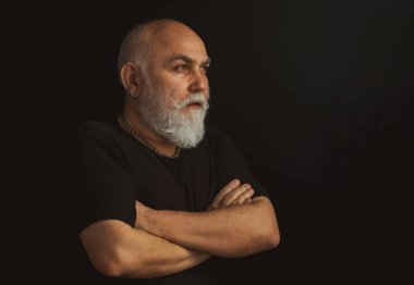 Siyah üzerine büyük resmin portresi, yüzünü kapat..