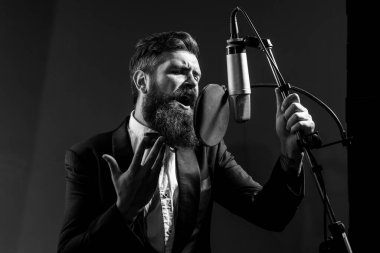 Mikrofonlu adam müzikholde şarkı söylüyor..