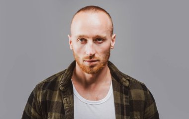 Moda genç adam. Kendine güveni olan yakışıklı adam..