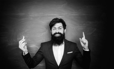 Öğretmenler günü - bilgi ve eğitim okulu kavramı. İyi öğretmenler öğretmekten hoşlanır. Öğrenci ve özel eğitim kavramı. Chalkboard kopyalama alanı.