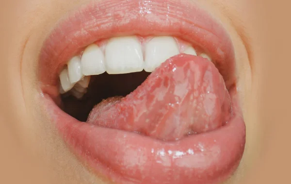 Sinnlich lecken. Lächelnde Münder. Glück lachen und genießen Mundharmonika, fröhliches Lächeln, menschliche Emotionen Konzept. Glückliche Frauenlippen. — Stockfoto