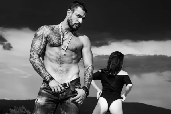 Baile privado y striptease masculino. Perfume de hombre. Sexo loco. Hermosa dama y hombre latino sobre fondo de cielo oscuro . —  Fotos de Stock