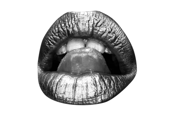 Goldener Lippenstift in Nahaufnahme. Lippen mit Metall-Make-up. Sexy Lippen, Metallic-Lippenstift aus nächster Nähe. Kreative Kunst. — Stockfoto