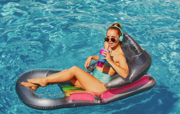 Femme en vacances d'été. Une fille en maillot de bain. poussin d'été sur matelas gonflable. — Photo