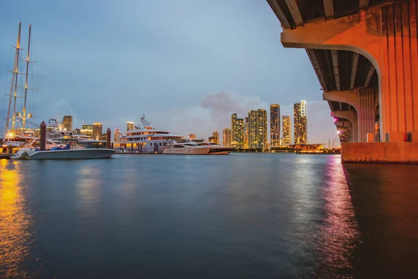 Miami, Florida, USA Innenstadt Skyline über Biscayne Bay, Nachtstadt. — Stockfoto