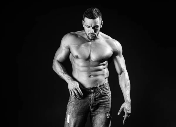 ハンサムな男性。セクシーな胴を持つ筋肉の男。彼の完璧な裸の体を示すアスレチック男性モデル. — ストック写真