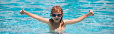Çocuklar tropikal tatil köylerinde oynarlar. Aile plaj tatili. Yaz yüzme havuzunda bir çocuk. Çocuklar yüzmeyi öğrenir. Başlık için afiş, kopyalama alanı. Web tasarımı için poster.
