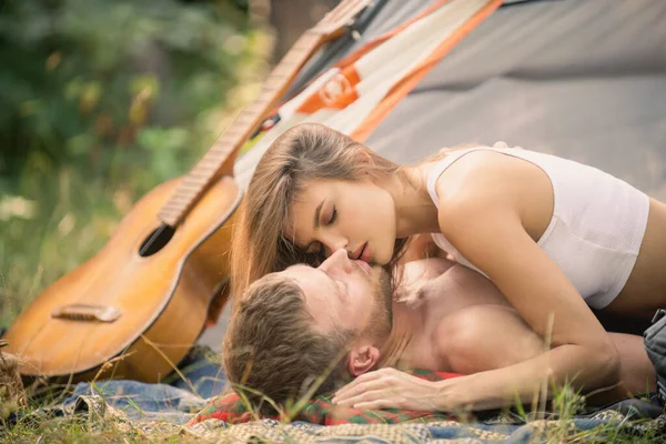 Romantyczna para całująca się na obozie niedaleko namiotu. Całowanie kochanków. Pary piknikowe. — Zdjęcie stockowe