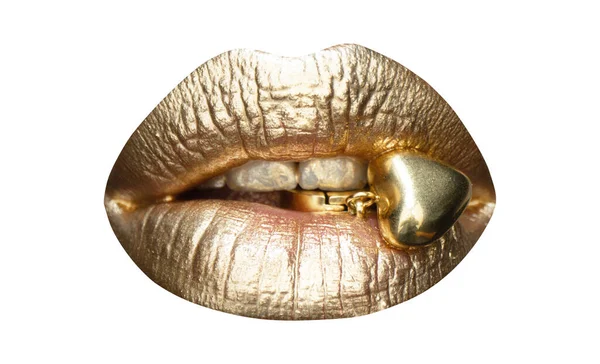 Weibchen goldenen Mund isoliert. Frau sinnliche Goldlippen. Isoliert auf weißem, abschneidendem Pfad. — Stockfoto