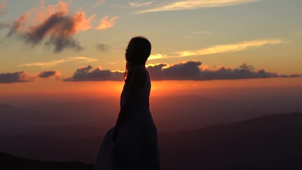 Woman silhouette enjoying nature sunset. Girl silhouette jumping and enjoying life. Silhouette of woman run and jump at sunset. Success life. — Vídeos de Stock