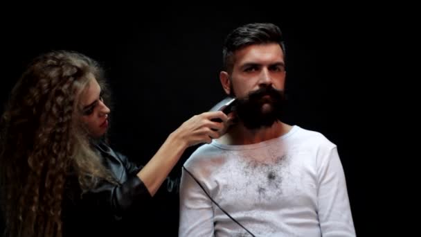 A cortar barba comprida. Mulher cabeleireira bonita fazendo barba estilo ao homem barbudo na barbearia. Cabeleireiro faz estilo barba divertido. Barbeiro corte de cabelo com tesoura. — Vídeo de Stock