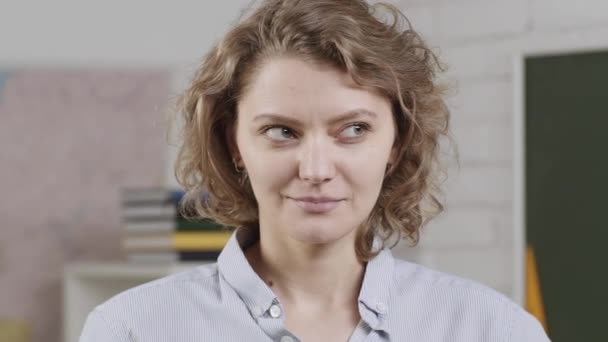 Porträt einer Studentin an der Universität. Denkendes weibliches Gesicht. Lächelnde Studentin oder Lehrerin Porträt. Lern- und Bildungskonzept. — Stockvideo