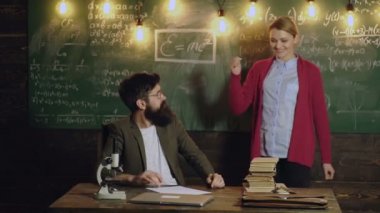 Birkaç öğretmen. Sınıfta profesörü dinleyen lise öğrencisi. Öğretmen açıklama matematiği. Üniversitede tahtada düşünen bir kız öğrenci. Profesör yetişkin öğrencilere öğretiyor.