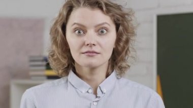 Genç öğretmen, portreyi kapat. Sınıftaki komik bayan öğretmen. Üniversite ya da üniversite öğrencileri. Duyguların yüzleri.