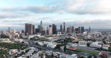 Los Angeles şehir merkezi silueti. Hava aracı uçuyor. Los Angeles şehir manzaraları.