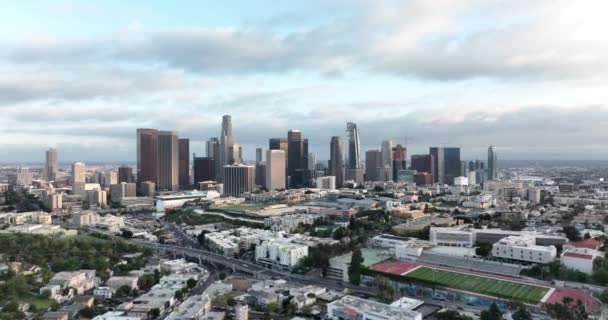 El horizonte del centro de Los Ángeles. Avión no tripulado volando. Paisajes urbanos de LA. — Vídeo de stock