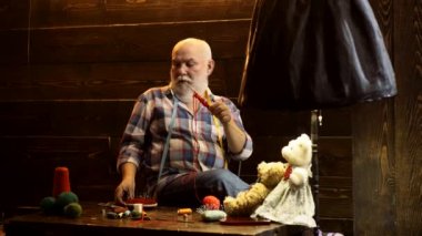 Örgü iğneli son sınıf öğrencisi. Örgü iğnesi, iplik nakış işi. Olgun yaşlı emekliler için hafta sonu.