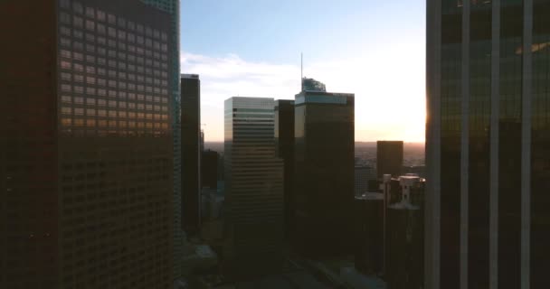 로스앤젤레스의 마천 루 스카이라인, 플라잉 및 촬영 LA. 드론을 이용 한 로스 엔젤 스 초고층 빌딩의 공중 비행. — 비디오