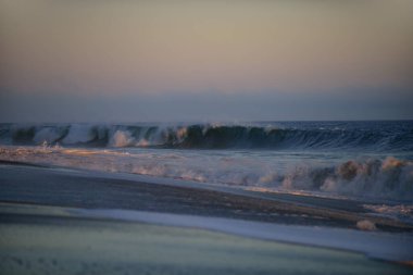 Tropik sahilde mavi sakin deniz. Sakin okyanus dalgaları.