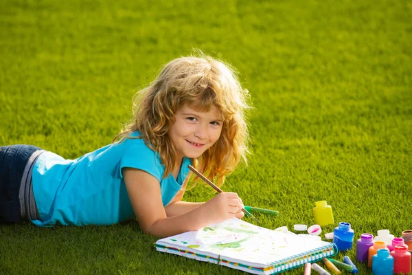 Artist kids. Child boy enjoying art and craft drawing in backyard or spring park. Children drawing draw with pencils outdoor. — Stockfoto