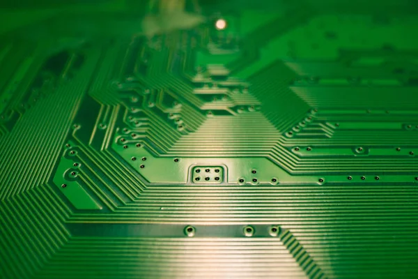 Electronic circuit board technology background. Electronic plate pattern. Circuit board, electrical scheme. Technology background. Electronic microcircuit with microchips and capacitors taken. — Fotografia de Stock