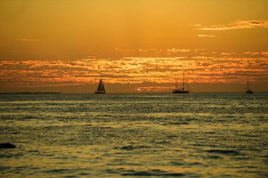 Panoramik okyanus gündoğumu. Deniz manzarasında gün batımı. Bulutlu dramatik günbatımı gökyüzü. Denizin üstünde dramatik bir gün batımı. Denizde gün batımı Güzel bulutlarla.