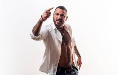 Kızgın bir gencin portresi. Duygusal sinirli adam, üzgün adam. Çığlık, nefret, öfke. Düşünceli adam öfkeli kızgın ve çılgın stres altında..