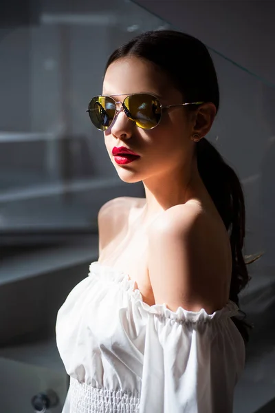 Modische Sonnenbrille. Schöne Frau, zartes Mädchen. Schöne Modell Mädchen Gesicht. — Stockfoto