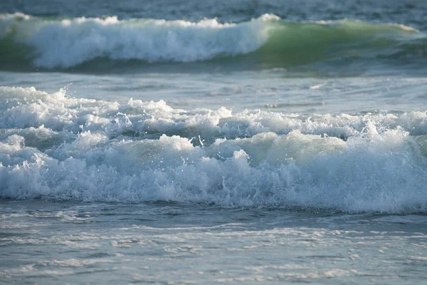 Fondo de olas de verano de superficie marina. Belleza playa de verano, mar o naturaleza oceánica. Paisaje marino escénico. Agua de mar calma. —  Fotos de Stock