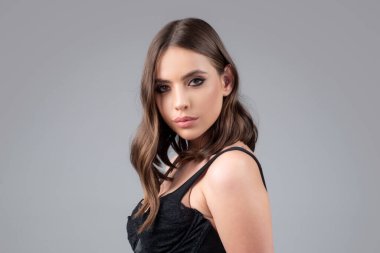 Genç bir kadının yüzü yakındır. Güzel kız..