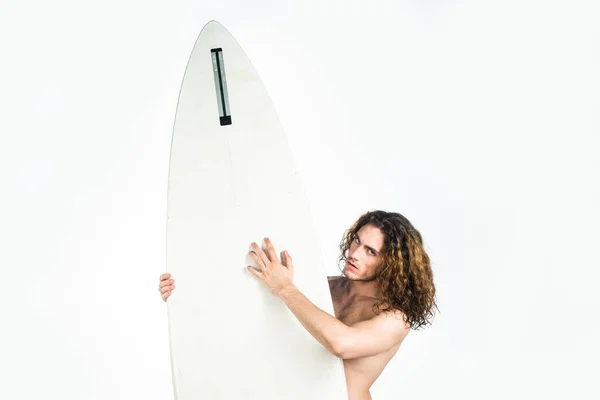 Surfer man met surfplank geïsoleerd op wit. Surfsport. Guy surfers gaan surfen. — Stockfoto
