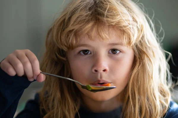 Çocuk kahvaltı yapsın. Lezzetli çocuklar kahvaltısı. İçeride sebze çorbası içen sevimli küçük okul çocuğu. Çocuk bakımı ve çocukluk. — Stok fotoğraf