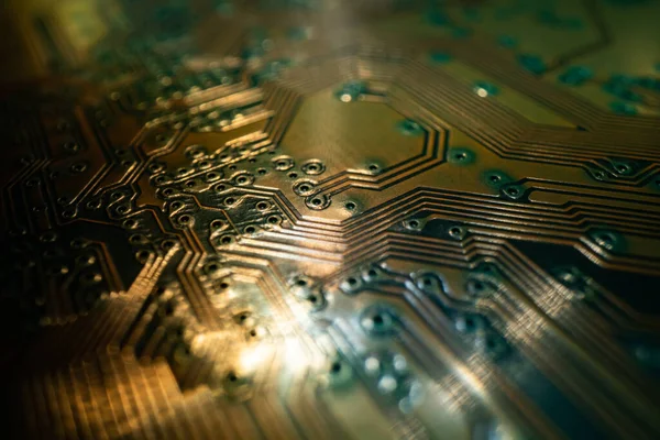 Electronic circuit board technology background. Electronic plate pattern. Circuit board, electrical scheme. Technology background. Electronic microcircuit with microchips and capacitors taken. — Foto Stock