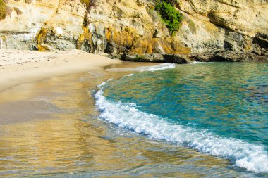 Yaz kumsalı, okyanus dalgaları tropikal bir denizde derin mavi dalgalar. Sakin deniz, okyanus arka planı.