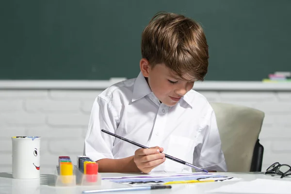 Child boy drawing with coloring pens, painting with early development paints. Childhood learning, kids artistics skills. — Stockfoto