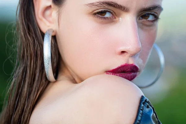 Sensual portrait of young woman in studio. Beautiful girl fashion model. — ストック写真