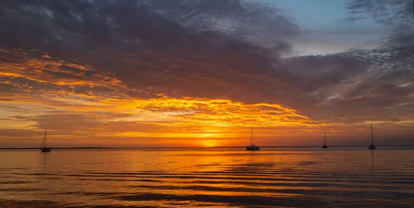 Havets panoramiske soloppgang. Gullsolnedgang ved havet. landskap med solnedgang over havet. – stockfoto