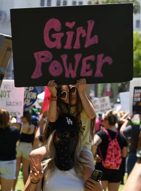 Kürtaj hizmetini ve üreme adaletini yasaklıyor. Kadınlar hakları için yürür, kürtaj yaptırırlar. Yumurtayı koru. Los Angeles, ABD - 14 Mayıs 2022.