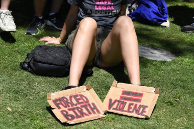 Kürtaj hizmeti, üreme adaleti. Kadınların hakları, kürtaj vücut seçimi, cinsiyet ve feminizm yürüyüşleri. Yumurtayı koru. Los Angeles, ABD - 14 Mayıs 2022.